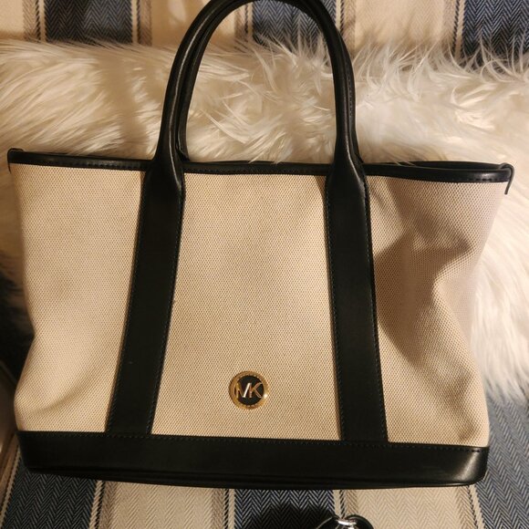 Michael Kors purse - Picture 1 of 4